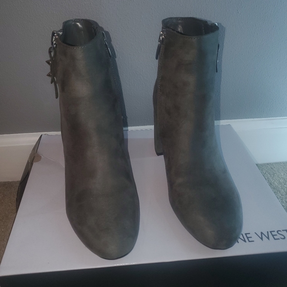 Nine West grey boots. 7 1/2 - Picture 4 of 5